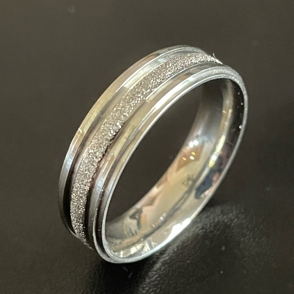 6mm silver frosted ring size 10 - Picture 2 of 8